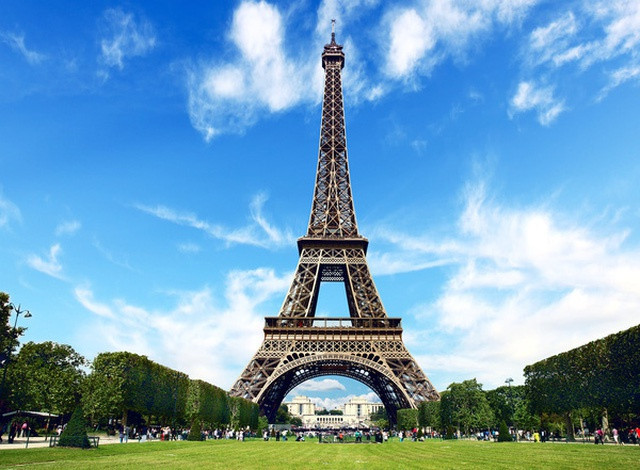 Thủ đô Paris của nước Pháp có biệt danh “kinh đô ánh sáng”. Biệt danh này xuất hiện từ những năm 20 của thế kỷ 19, khi thủ đô Paris từng là nơi ánh đèn đường phố được sử dụng từ rất sớm.