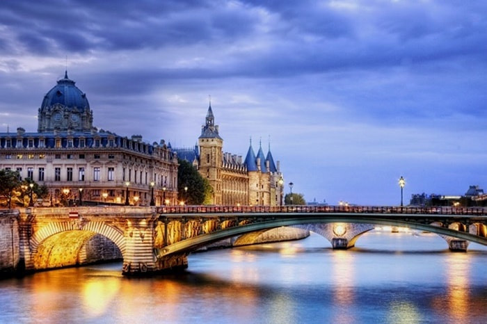 Theo sách “10 vạn câu hỏi vì sao”, có chiều cao lên tới 325 m (có tài liệu ghi 324 m), tháp Eiffel ở thủ đô Paris từng là công trình cao nhất thế giới trong suốt 40 năm (1889-1929). Với độ cao này, tháp Eiffel còn cao hơn cả 2 căn nhà 40 tầng xếp lên nhau.