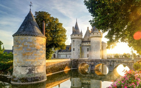 Theo sách “10 vạn câu hỏi vì sao”, Pháp là quốc gia giàu phong vị nghệ thuật, mang đậm nét văn hóa hoa lệ, nghệ thuật đường phố, tính cách người Pháp lãng mạn. Với những yếu tố trên, Pháp được gọi là “đất nước lãng mạn”..