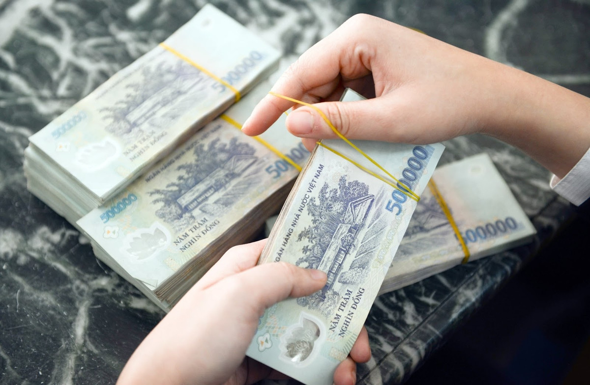 Làng Sen quê Bác ở Kim Liên, Nam Đàn là địa danh lịch sử, du lịch nổi tiếng nhất của Nghệ An. Đến thăm Làng Sen, bạn không chỉ có cơ hội tìm hiểu kỹ hơn về nơi ở, cuộc sống của Bác Hồ lúc còn nhỏ mà còn cảm nhận được không khí mộc mạc, yên bình của một làng quê Việt Nam. Hình ảnh Làng Sen đã được in lên đồng tiền mệnh giá 500.000 đồng. Hiện nay, nơi đây đã được đưa vào danh sách xếp hạng 23 di tích quốc gia đặc biệt. Ảnh: NHNN Việt Nam.