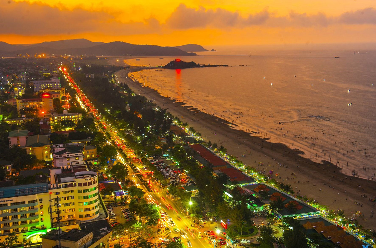 Cửa Lò là bãi biển nổi tiếng nhất của tỉnh Nghệ An, cũng là một trong những bãi biển đẹp nhất khu vực Bắc Trung Bộ. Bãi biển này thuộc thị xã Cửa Lò, nơi đây là điểm du lịch thu hút khách trong và ngoài tỉnh. Mùa du lịch chính của Cửa Lò thường vào dịp 30/4 và 1/5 hàng năm bằng Lễ hội Sông nước Cửa Lò với nhiều hoạt động văn hóa dân gian đặc sắc cùng với tiết mục bắn pháo hoa, mùa du lịch kết thúc vào cuối tháng 9. Ảnh: Wikipedia.