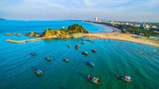 br/> Theo Atlas Địa lý Việt Nam, với diện tích tự nhiên lên tới 16.493,7 km2, Nghệ An là tỉnh có diện tích tự nhiên lớn nhất của nước ta. Xếp thứ 2 là tỉnh Gia Lai và thứ 3 là tỉnh Sơn La. Không chỉ diện tích rộng lớn, Nghệ An còn là vùng đất xinh đẹp, như ca dao từng ví von: “Đường vô xứ Nghệ quanh quanh / Non xanh nước biếc như tranh họa đồ”. Ảnh: Truyenhinhnghean.