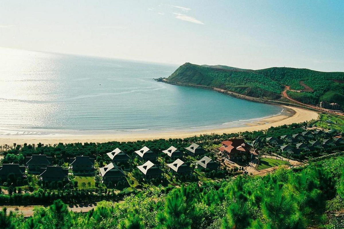 Resort Bãi Lữ là khu du lịch sinh thái cao cấp thuộc 2 xã Nghi Yên, Nghi Tiến, huyện Nghi Lộc. Đây là địa điểm du lịch hội tụ cả núi, rừng, biển, thu hút du khách bởi phong cảnh thoáng đãng, thiên nhiên hòa hợp giữu màu xanh ngắt, trong vắt của nước cùng màu xanh bạt ngàn của rừng núi. Ảnh: Báo Nghệ An.