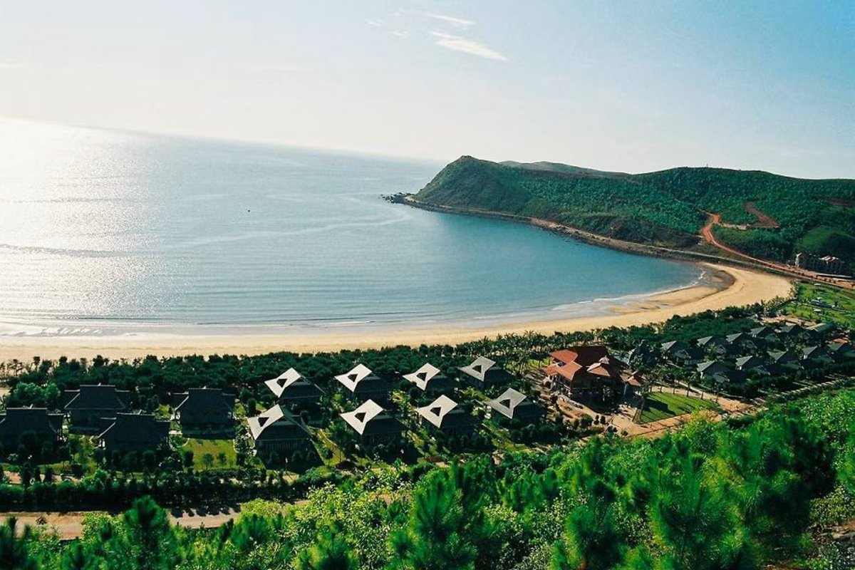 Resort Bãi Lữ là khu du lịch sinh thái cao cấp thuộc 2 xã Nghi Yên, Nghi Tiến, huyện Nghi Lộc. Đây là địa điểm du lịch hội tụ cả núi, rừng, biển, thu hút du khách bởi phong cảnh thoáng đãng, thiên nhiên hòa hợp giữu màu xanh ngắt, trong vắt của nước cùng màu xanh bạt ngàn của rừng núi. Ảnh: Báo Nghệ An.