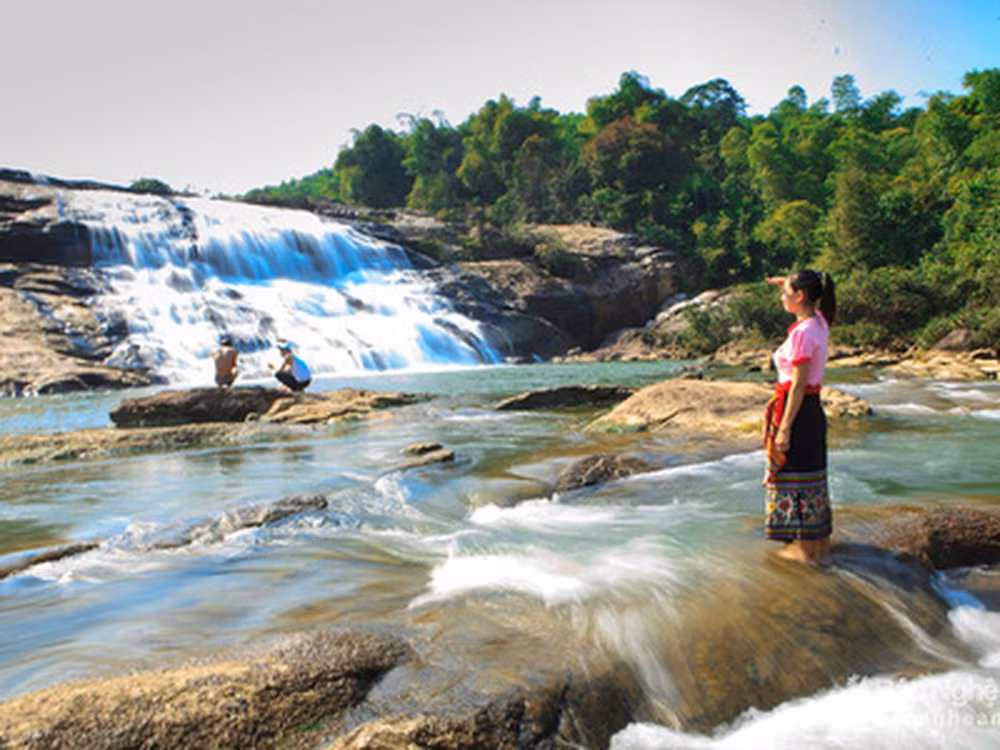 Thác Xao La thuộc địa phận huyện Quế Phong, cách thành phố Vinh khoảng 170 km về phía tây bắc. Con thác này khá hùng vĩ với chiều cao và chiều rộng đều ấn tượng, mỗi chiều chừng 30 đến 35m. Ngắm nhìn ngọn thác này, bạn sẽ ấn tượng bởi dòng nước từ trên cao mạnh mẽ dội xuống vách đá hai bên. Ảnh: Truyenhinhnghean.