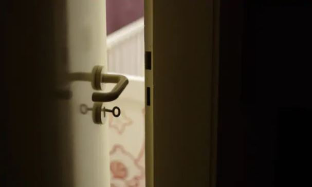 Chuyen sau canh cua phong ngu cua nguoi co cuoc hon nhan hoan hao-Hinh-2