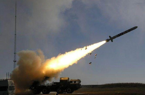 Tên lửa hành trình đối đất có khả năng mang đầu đạn hạt nhân CJ-10 có thể bắn tới tận Guam, thậm chí là Hawaii. Trong ảnh là CJ-10 bắn thử nghiệm trên đất liền.