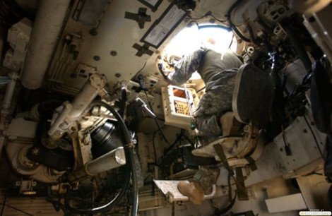 Bên trong tháp pháo M109A6.