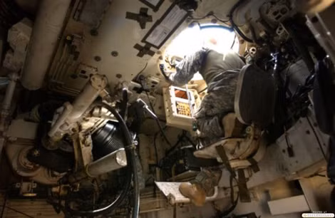 Bên trong tháp pháo M109A6.