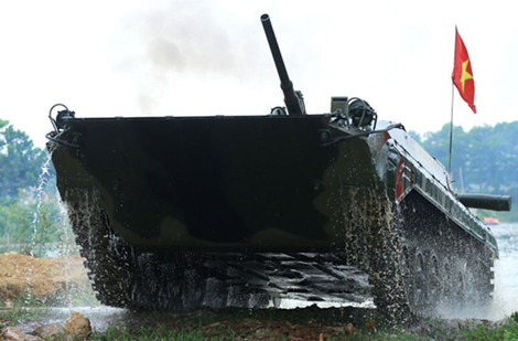 Với mắt xích lắp guốc cao su, BMP-1 có thể di chuyển trên đường giao thông dân sự mà không sợ làm hư hại mặt đường.