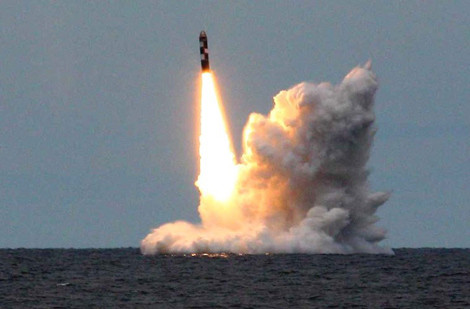 Tên lửa đạn đạo liên lục địa phóng từ tàu ngầm Bulava bắn thử nghiệm trên biển.