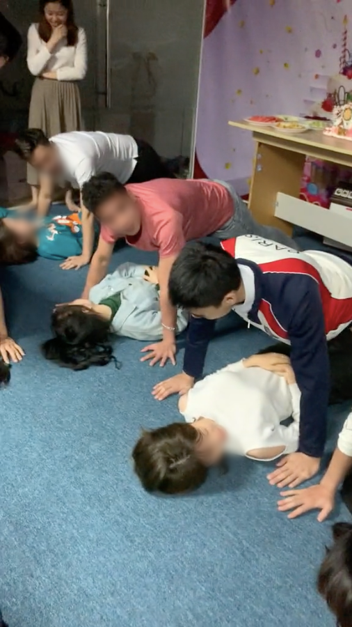 Một công ty phạt nhân viên trai trên gái dưới netizen ùa vào ném đá ầm ầm Mot cong ty phat nhan vien trai tren gai duoi netizen ua vao nem da am am