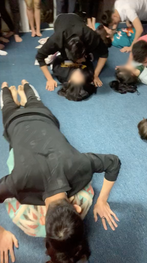 Một công ty phạt nhân viên trai trên gái dưới netizen ùa vào ném đá ầm ầm - Hình 2 Mot cong ty phat nhan vien trai tren gai duoi netizen ua vao nem da am am-Hinh-2