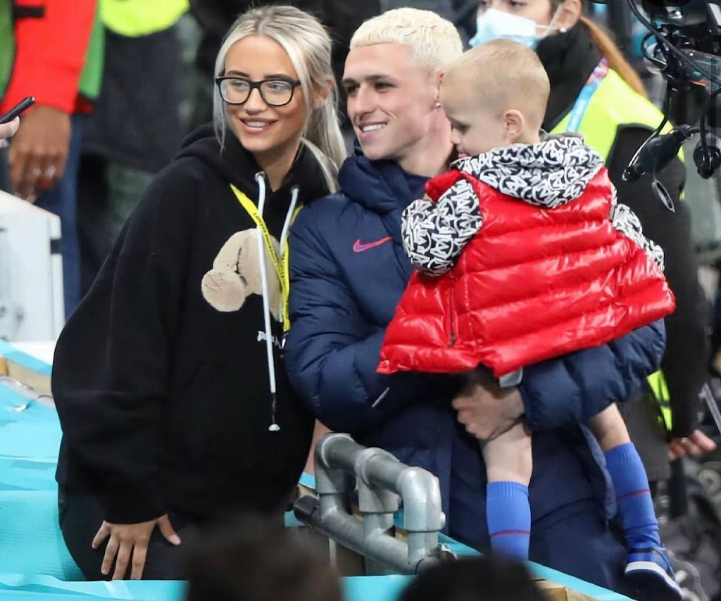 Gia đình của Foden sau đó nhanh chóng rời khỏi khu nghỉ mát. Trong chuyến du lịch kể trên có hai người con của Foden và bố mẹ ruột cầu thủ. "Cô ta liên tục la hét và chửi bới", Daily Mail dẫn lời một phụ nữ có mặt ở hiện trường.