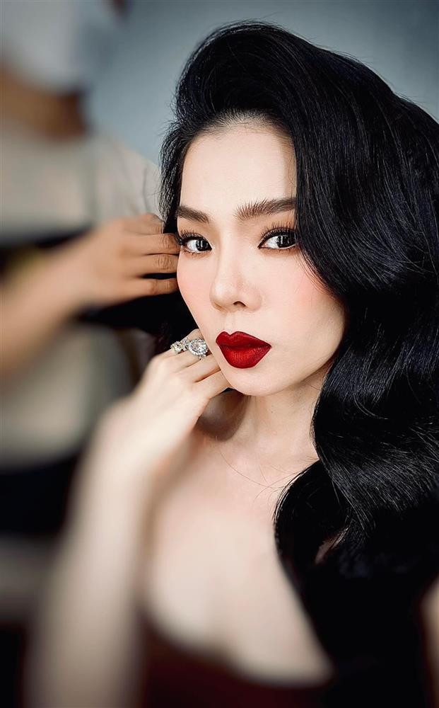Lệ Quyên trang điểm như diễn tuồng khi vi vu châu Âu với tình trẻ - Hình 4 Le Quyen trang diem nhu dien tuong khi vi vu chau Au voi tinh tre-Hinh-4