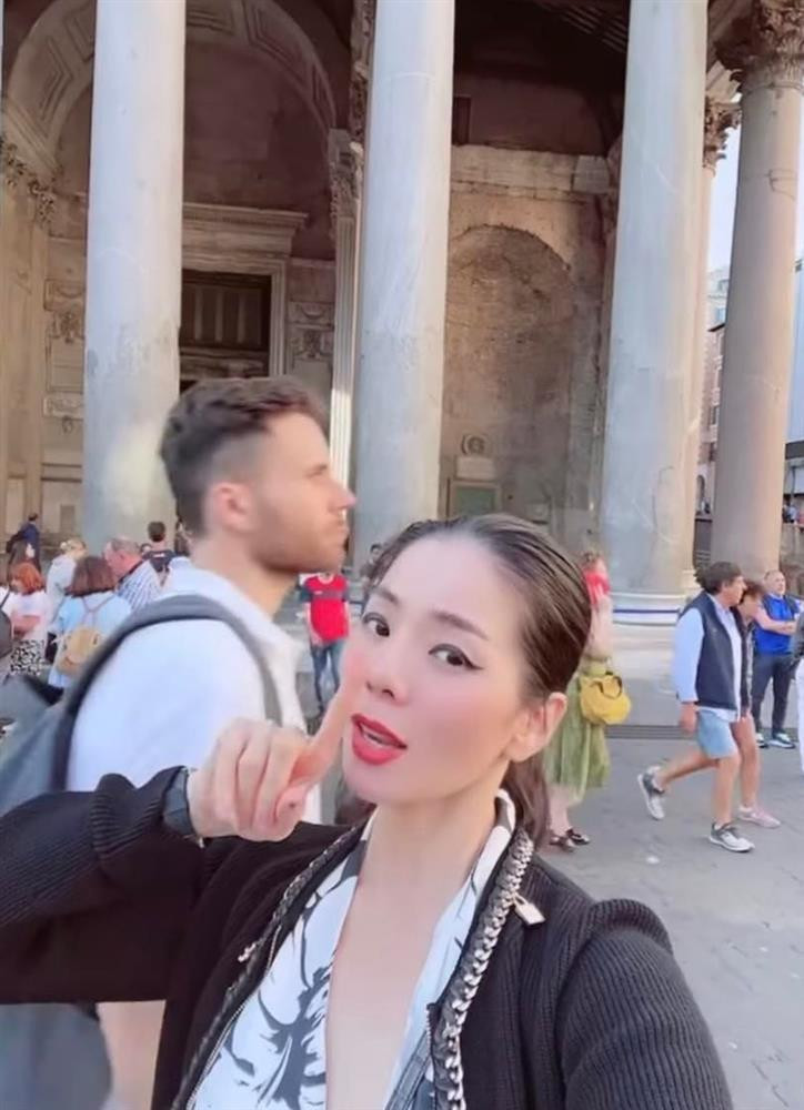 Lệ Quyên trang điểm như diễn tuồng khi vi vu châu Âu với tình trẻ - Hình 2 Le Quyen trang diem nhu dien tuong khi vi vu chau Au voi tinh tre-Hinh-2