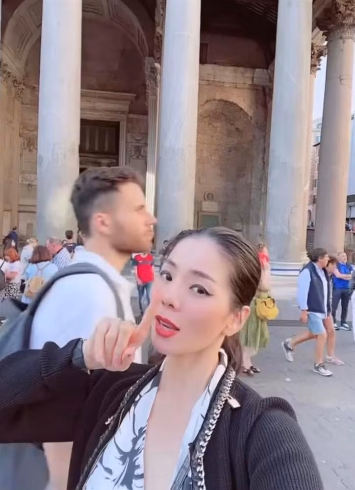 Le Quyen trang diem nhu dien tuong khi vi vu chau Au voi tinh tre-Hinh-2