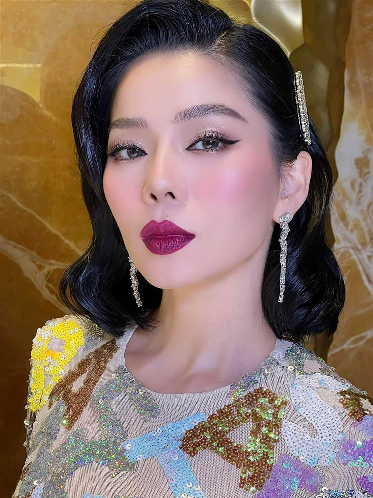 Lệ Quyên trang điểm như diễn tuồng khi vi vu châu Âu với tình trẻ - Hình 5 Le Quyen trang diem nhu dien tuong khi vi vu chau Au voi tinh tre-Hinh-5