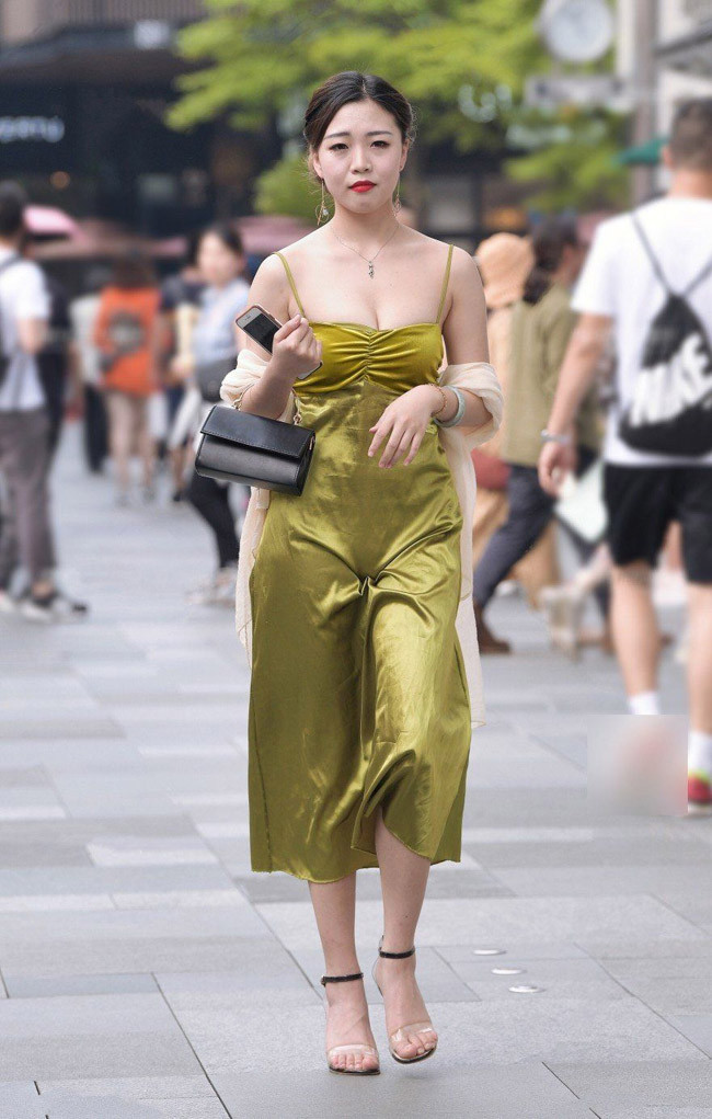 Thay vì gò bó trong những item kín đáo thì nhiều chị em đã tích cực lăng xê các kiểu trang phục mang tính tôn vinh cơ thể.