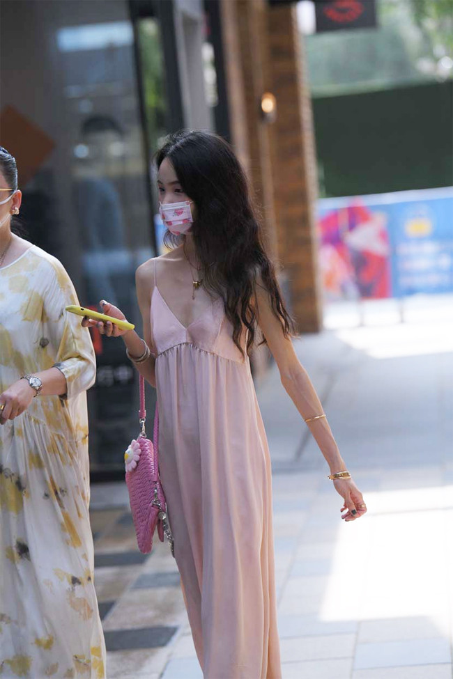 Cô gái này trông như đang diện nhầm bộ đồ ngủ hồn nhiên xuống phố.