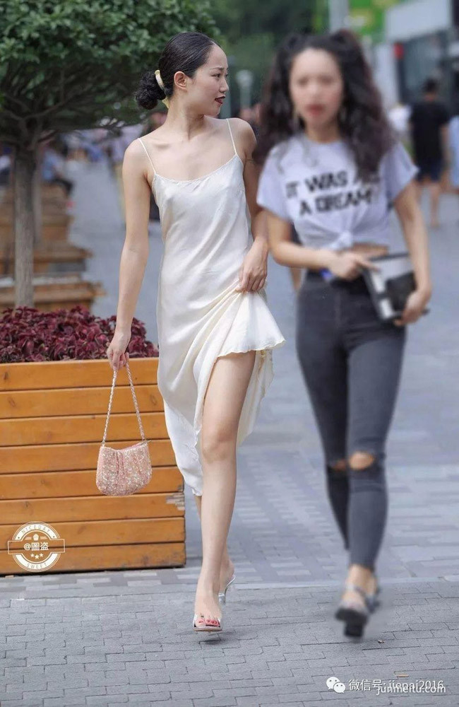 Trong đó váy lụa là một ví dụ.