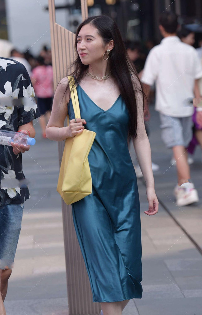 Để diện váy lụa đẹp không hề dễ dàng như nhiều người vẫn nghĩ.