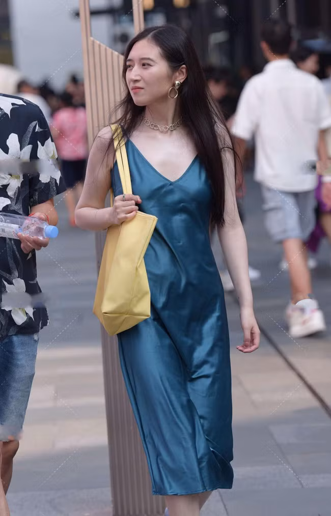 Để diện váy lụa đẹp không hề dễ dàng như nhiều người vẫn nghĩ.