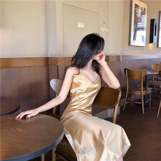 Nhiều người vẫn cho rằng, váy lụa chỉ thích hợp mặc trong phòng ngủ hoặc đi dạo phố, nhưng nhiều chị em lại thích nó trở thành item dạo phố, đến công sở mỗi ngày.