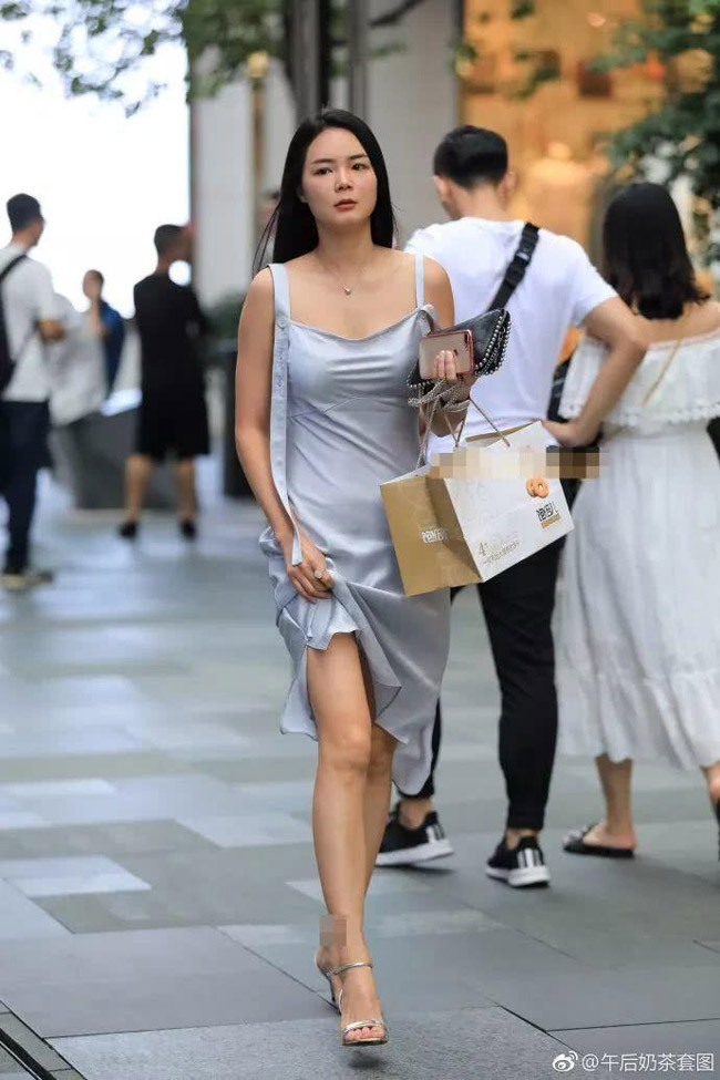 Nhưng ưu điểm đôi khi lại cũng chính là nhược điểm, khi chiếc váy quá mỏng và nhẹ khiến nó ôm sát cơ thể người mặc.