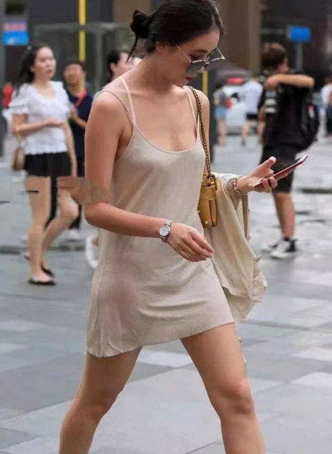 Nếu như trước đây, kiểu váy này thường chỉ được sử dụng trong phòng ngủ, chốn riêng tư thì nay nó đã mạnh dạn cùng chị em ra phố.