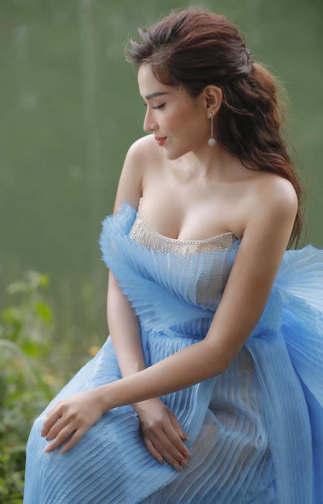 Dù ở đời thường hay tham gia sự kiện thảm đỏ, cô luôn ưu tiên trang phục tôn điểm vàng cơ thể.