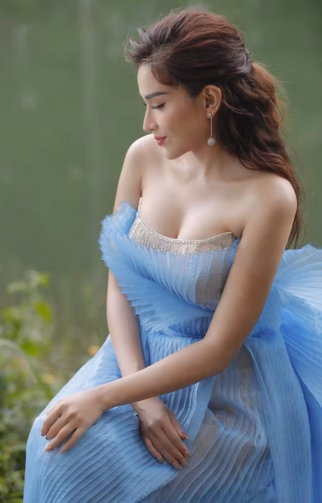 Dù ở đời thường hay tham gia sự kiện thảm đỏ, cô luôn ưu tiên trang phục tôn điểm vàng cơ thể.