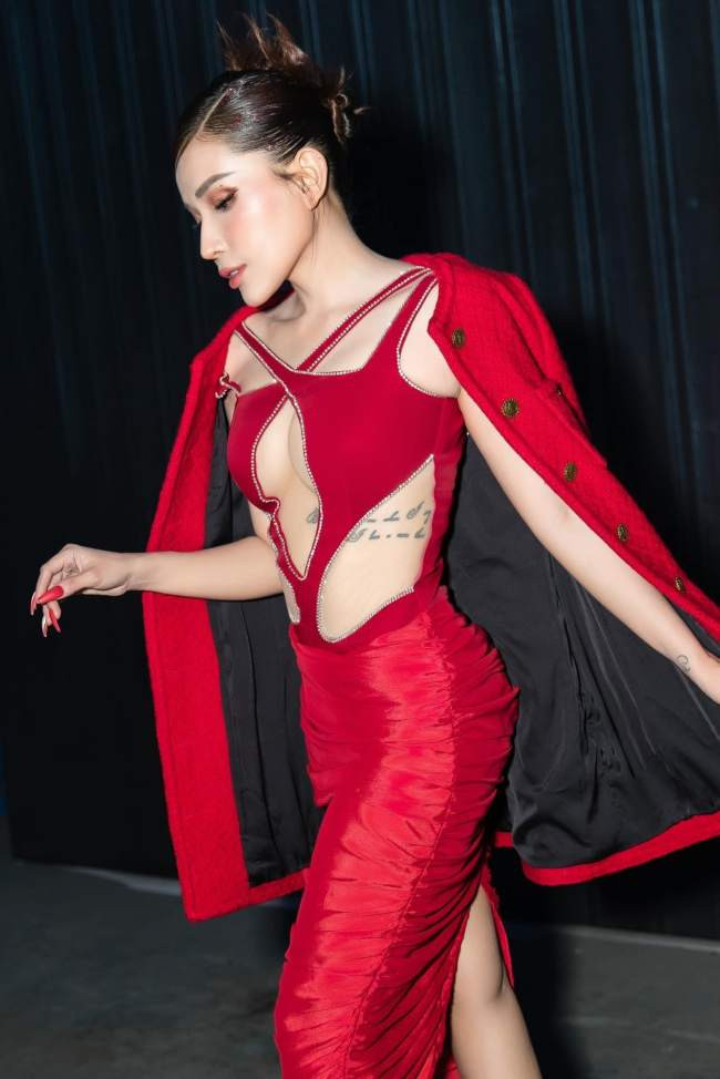 Cô nhiều lần khoe dáng với váy áo cắt xẻ hiểm hóc, khoe trọn eo thon ngực nở hấp dẫn.