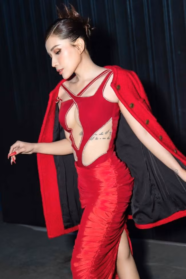 Cô nhiều lần khoe dáng với váy áo cắt xẻ hiểm hóc, khoe trọn eo thon ngực nở hấp dẫn.