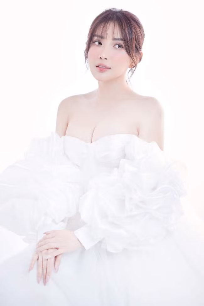 Cô được khen ngợi sắc vóc ngày một trẻ trung, lão hoá ngược.