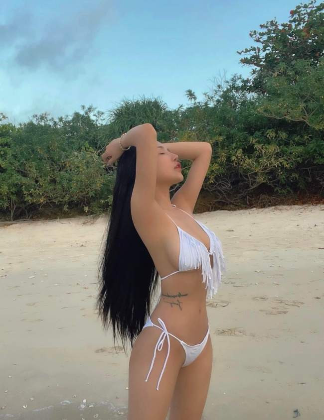 Cô thường lăng xê những trang phục phom dáng basic, sắc màu cơ bản và có giá thành bình dân.