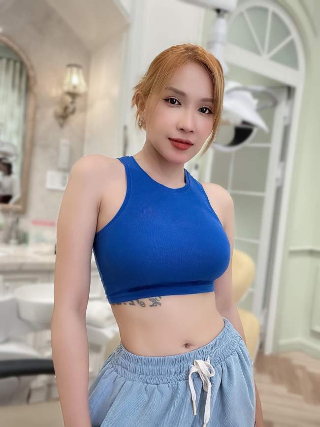 Ngoài làm nghệ thuật, cô còn kinh doanh thêm bất động sản và sở hữu khối giá trị lớn nên được đồng nghiệp gọi là "đại gia bất động sản".