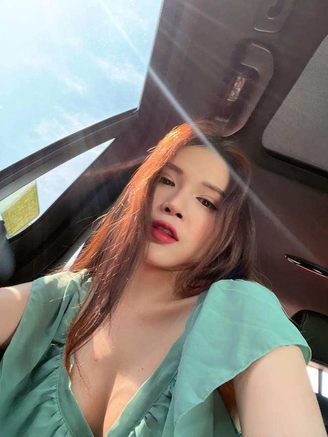 Vòng 1 quyến rũ nên cô thường xuyên mặc áo trễ cổ, croptop, sát nách...