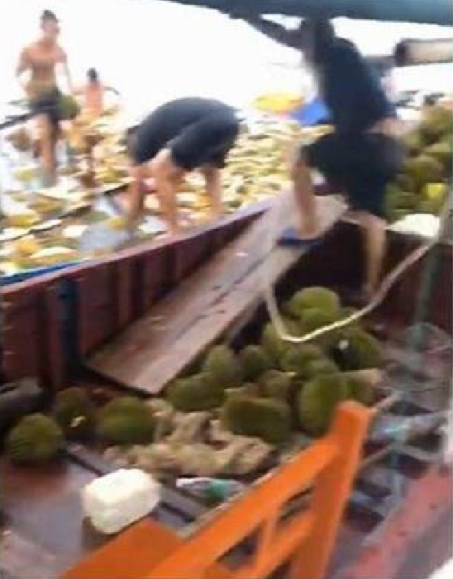 "Hôi" sầu riêng từ thuyền hàng bị lật, hơn 500 người xanh mặt nhập viện - Hình 2 "Hôi" sầu riêng từ thuyền hàng bị lật, hơn 500 người xanh mặt nhập viện ảnh 2