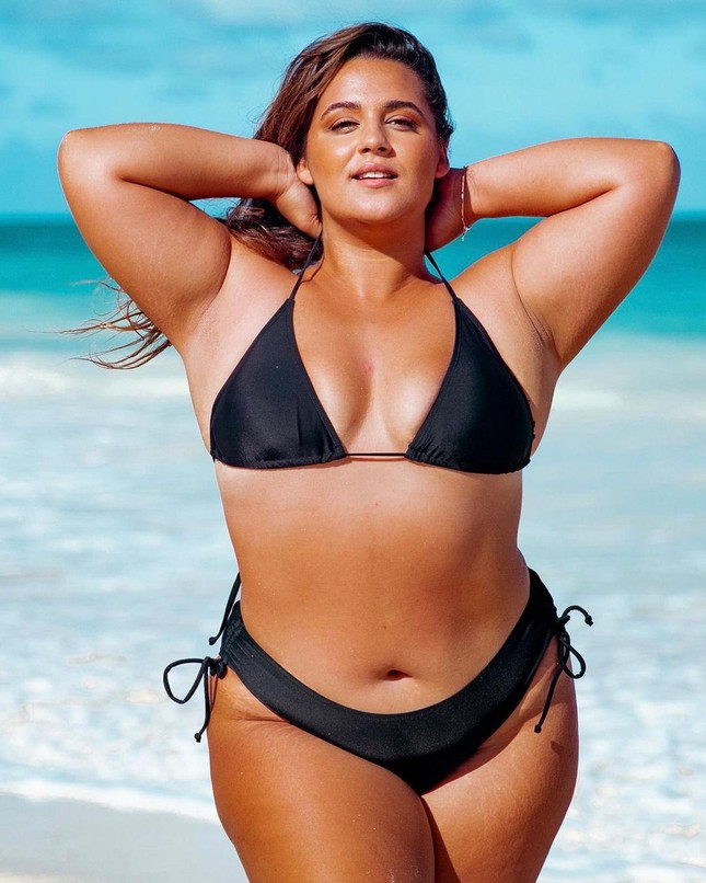 Nguoi dep ngoai co khoe duong cong voi bikini tren Quang truong Thoi dai-Hinh-6