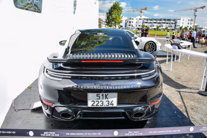 Dai gia Dang Le Nguyen Vu khoe dan sieu xe hon 100 ty dong-Hinh-3