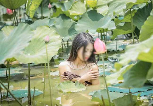 Ho sen mua he nong ruc vi nhieu chi em hon nhien mac khong noi y-Hinh-9