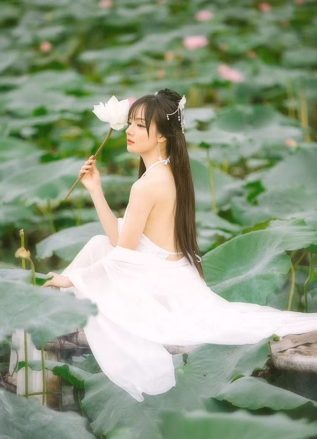 Ho sen mua he nong ruc vi nhieu chi em hon nhien mac khong noi y-Hinh-10