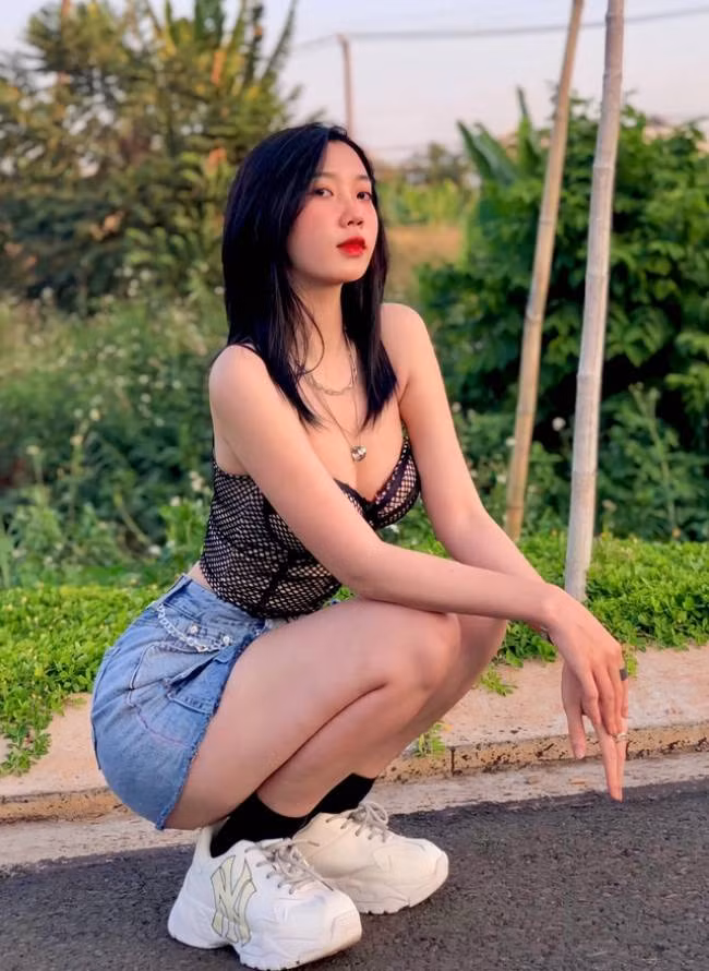 Băng Nhi sở hữu gương mặt khả ái, vóc dáng nóng bỏng với chiều cao 1m64 cùng số đo 3 vòng 82-59-91cm.