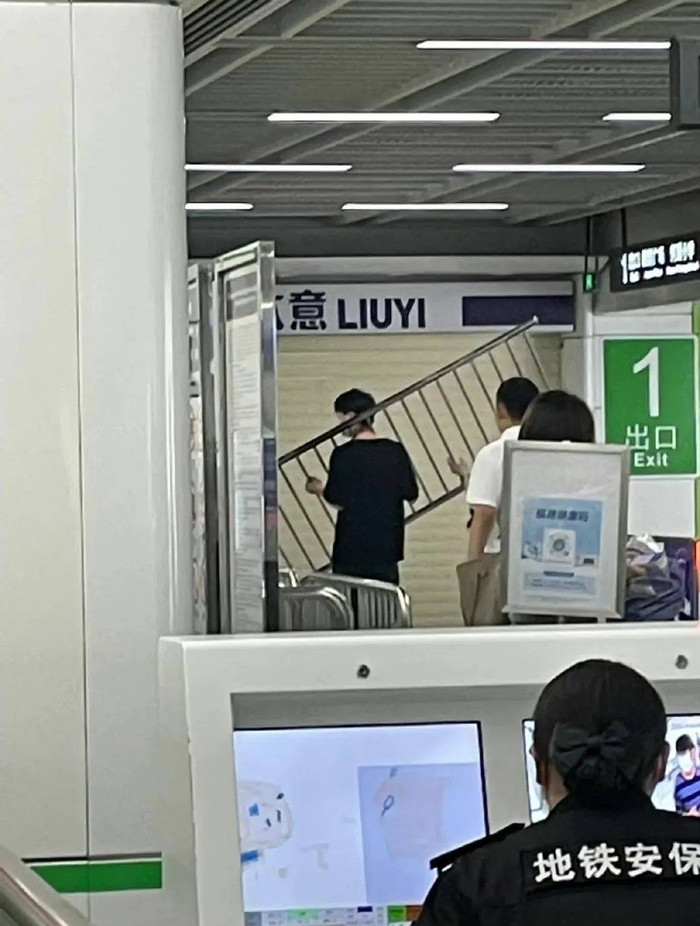 Thanh niên tự chui đầu mình vào khung sắt và cái kết " muốn độn thổ" Thanh nien tu chui dau minh vao khung sat va cai ket