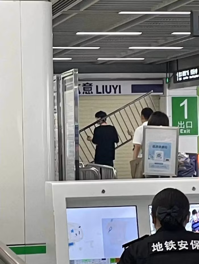 Thanh nien tu chui dau minh vao khung sat va cai ket 