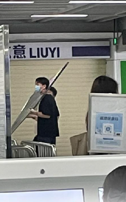 Thanh niên tự chui đầu mình vào khung sắt và cái kết " muốn độn thổ" - Hình 2 Thanh nien tu chui dau minh vao khung sat va cai ket