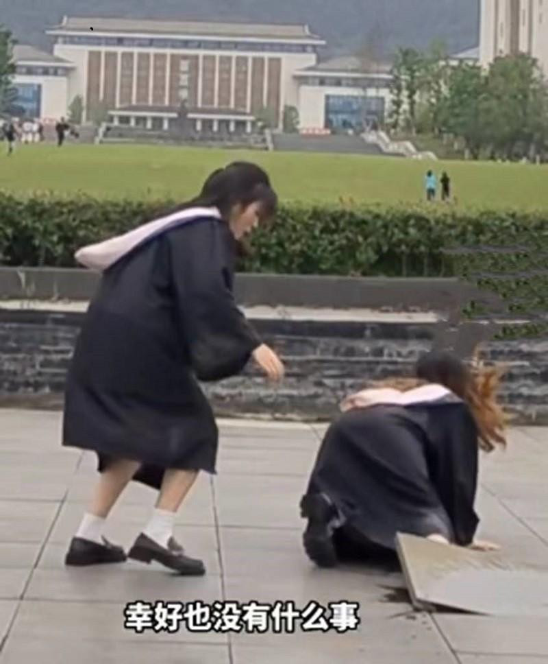 Tao dang chup anh tot nghiep ba dao, nu sinh gap phai tinh huong eo le-Hinh-5