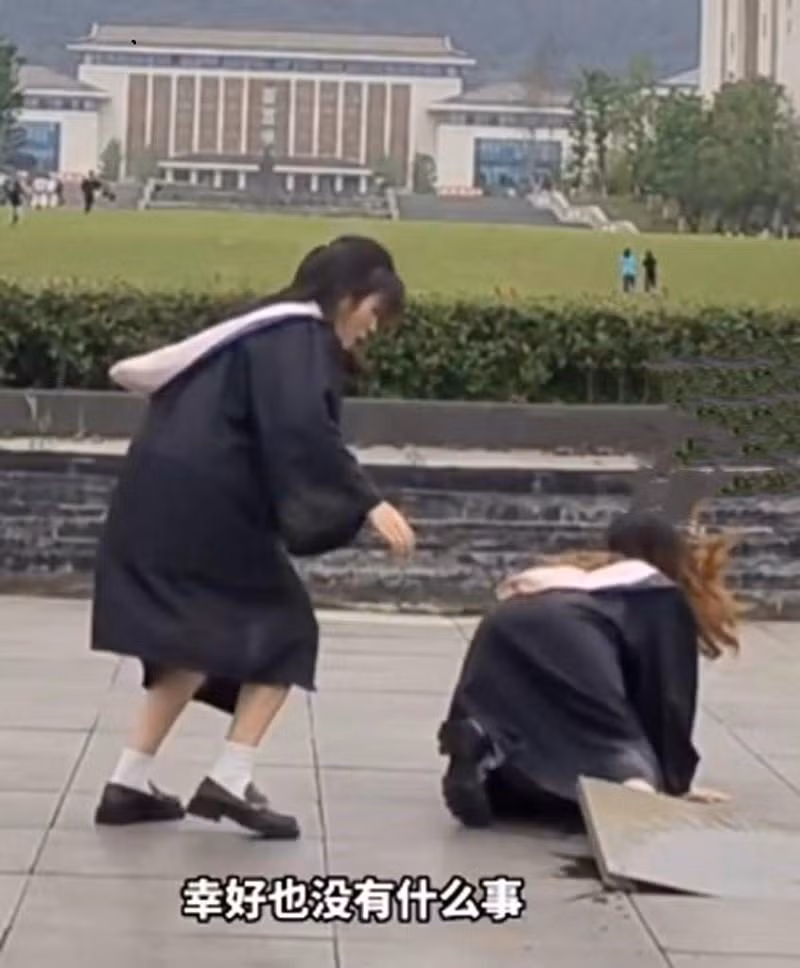 Tao dang chup anh tot nghiep ba dao, nu sinh gap phai tinh huong eo le-Hinh-5