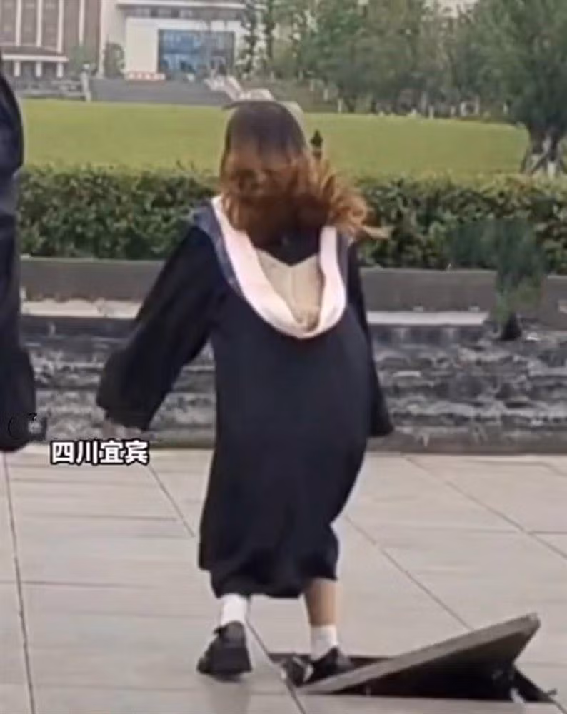 Tao dang chup anh tot nghiep ba dao, nu sinh gap phai tinh huong eo le-Hinh-4